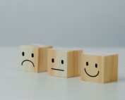 Bild mit Smileys in Würfelform